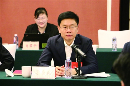 李在武表示,对于日照而言,港口始终是“最核心的战略资源、最重要的发展平台、最靓丽的城市名片”。